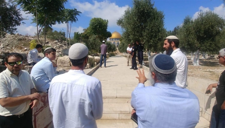 عشرات المستوطنين يقتحمون باحات المسجد الأقصى