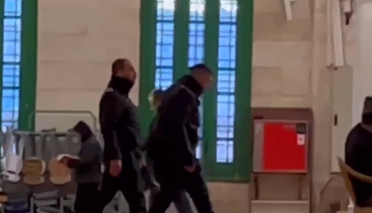 شرطة الاحتلال تقتحم المصلى القبلي