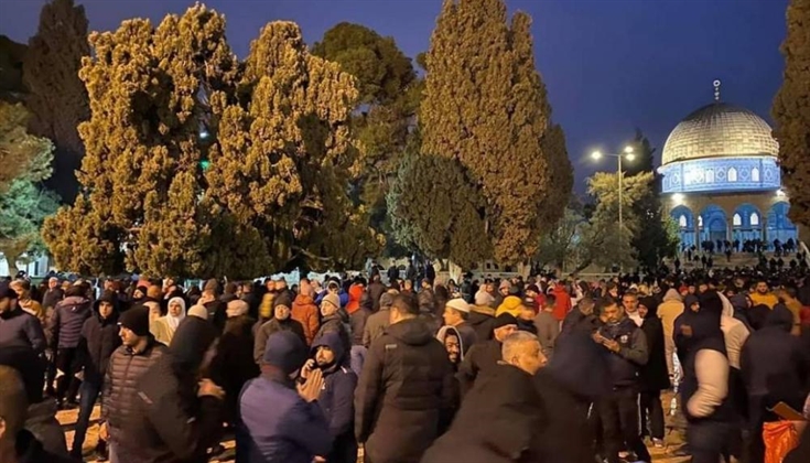 جماهير حاشدة تحيي الفجر العظيم في المسجدين الأقصى والإبراهيمي