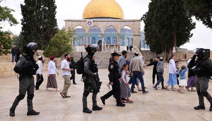 عشرات المستوطنين يقتحمون المسجد الأقصى بحماية جنود الاحتلال