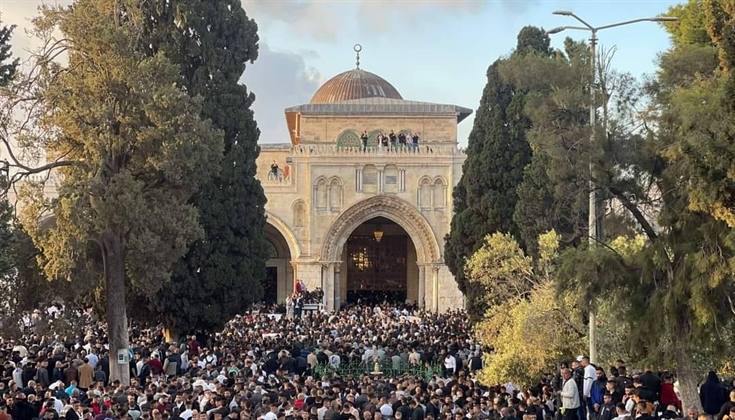 120الف مُصل يؤدون صلاة عيد الفطر في المسجد الأقصى