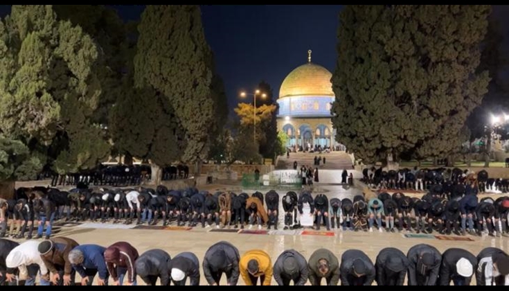 الآلاف يؤدون صلاة فجر يوم عرفة في المسجد الأقصى