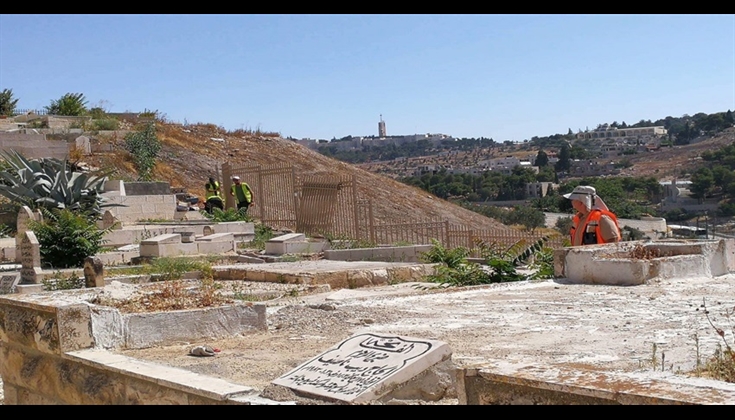 مستوطنون يحطمون شواهد قبور بمقبرة قرب المسجد الأقصى