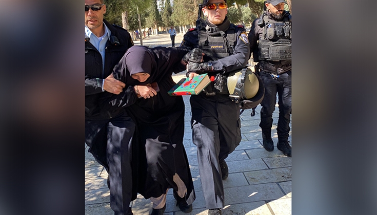 الاحتلال يعتقل فتاة ويعتدي على مواطنين في القدس