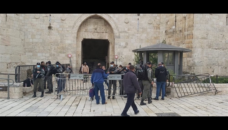 الاحتلال يعتدي على عشرات المصلين ويمنع دخولهم الأقصى