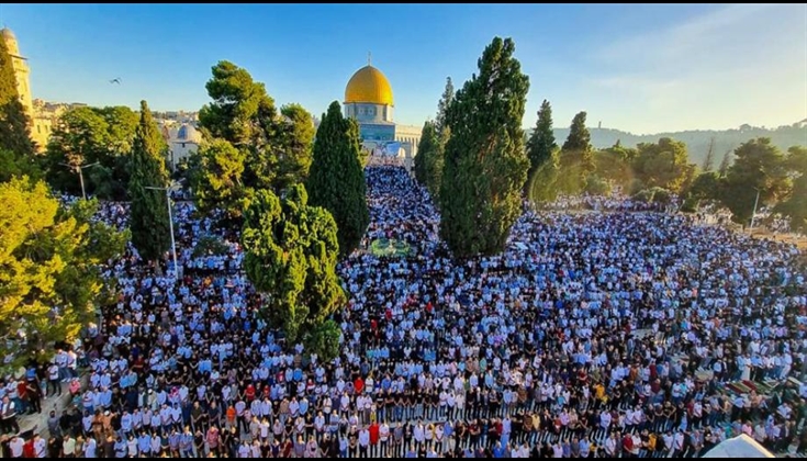 50 ألفًا يؤدُّون صلاة الجمعة في المسجد الأقصى