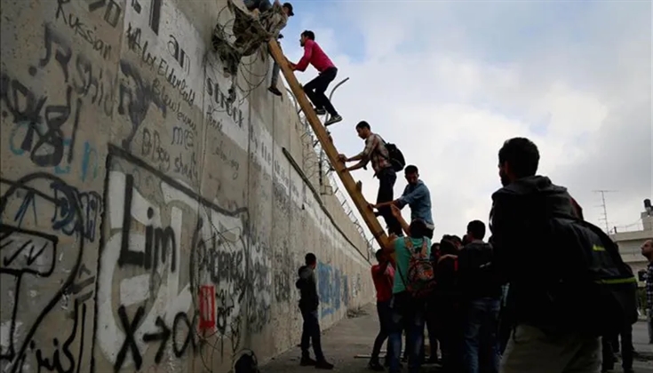 اجتياز الجدار الفاصل.. مغامرة وعواقب وخيمة للعمال الفلسطينيين