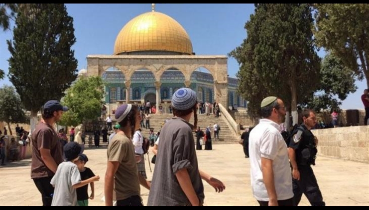 عشرات المتطرفين اليهود يُدنسون باحات "الأقصى"
