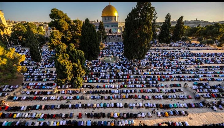 عشرات الآلاف يؤدون صلاة الجمعة في المسجد الأقصى وباحاته