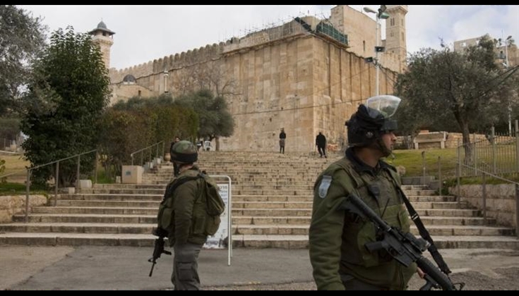 الاحتلال يمنع المصلين من أداء الفجر في المسجد الإبراهيمي