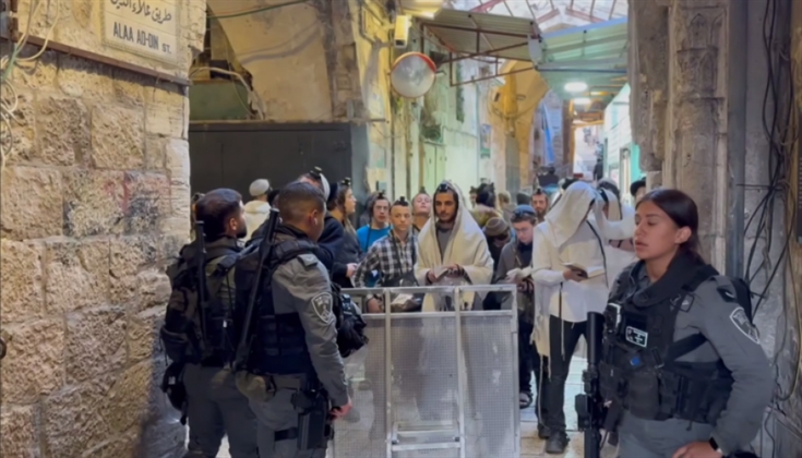 مستوطنون يؤدون طقوسًا تلمودية في البلدة القديمة بالقدس المُحتلة