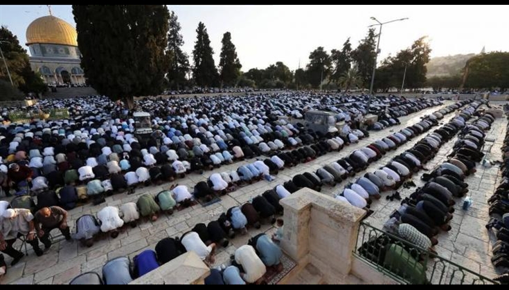 عشرات آلاف الفلسطينيين يصلون الجمعة في المسجد الأقصى