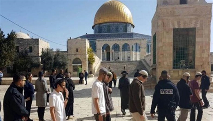 عشرات المستوطنين يقتحمون باحات المسجد الأقصى