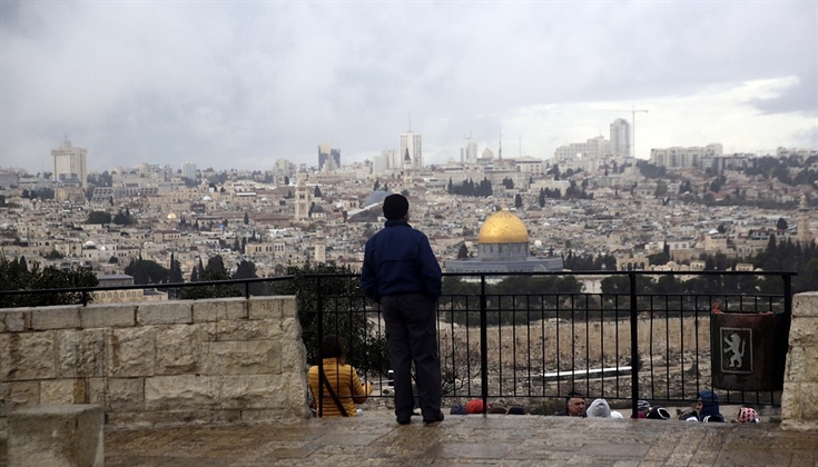 الاحتلال يوزع أوامر تهجير لمئات المقدسيين من حي واحد في سلوان
