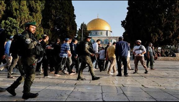 عشرات المستوطنين يقتحمون الأقصى المبارك بحماية مشددة من الشرطة