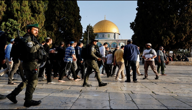 عشرات المستوطنين يقتحمون الأقصى المبارك بحماية مشددة من الشرطة