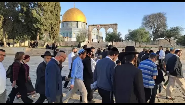عشرات المستوطنين يقتحمون الأقصى المبارك بحماية مشددة من الشرطة