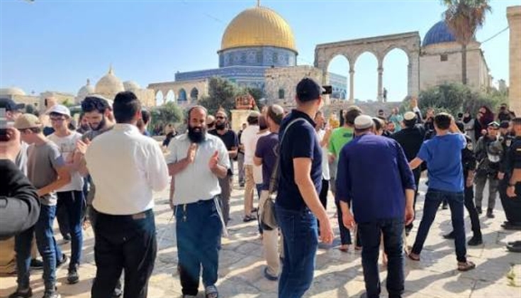 عشرات المستوطنين يقتحمون الأقصى المبارك بحماية مشددة من الشرطة