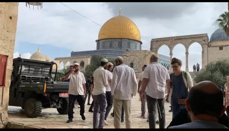 مستوطنون يؤدون طقوسًا تلمودية مقابل قبة الصخرة بالمسجد الأقصى