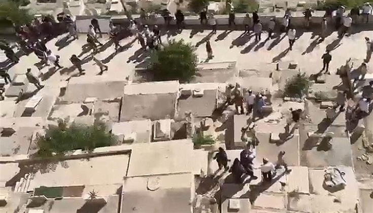 مستوطنون يحطمون قبوراً في “باب الرحمة” وتغريم مقدسيين بالعيسوية