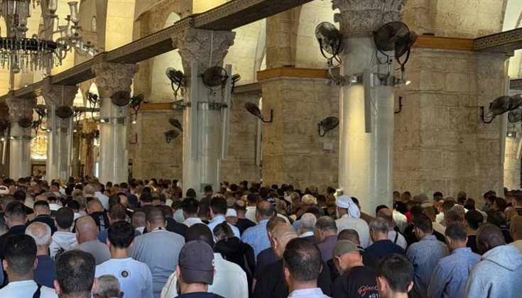 عشرات آلاف المصلين يؤدون صلاة الجمعة في المسجد الأقصى