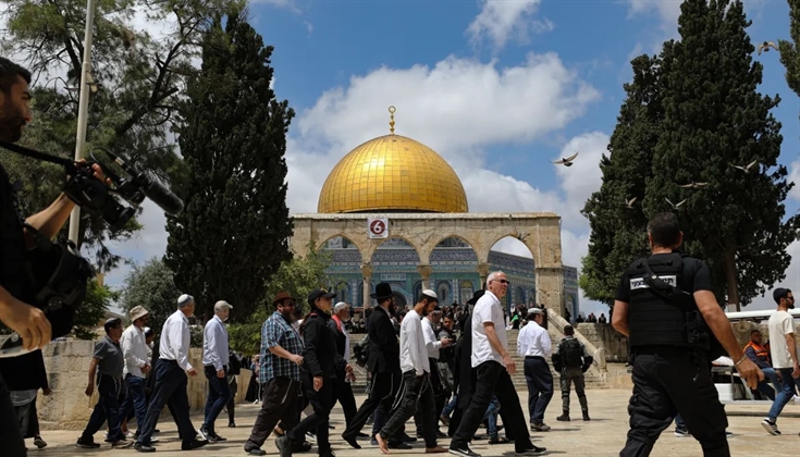 عشرات المستوطنين يقتحمون الأقصى المبارك بحماية مشددة من الشرطة