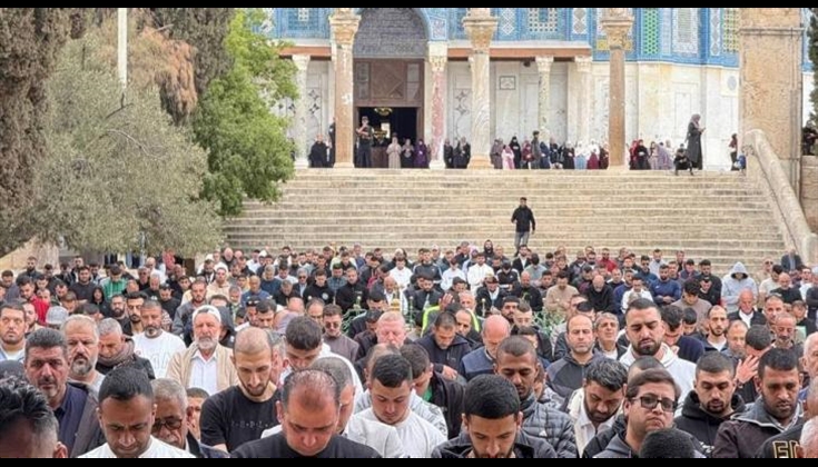 60 ألف فلسطيني يؤدون الجمعة في المسجد الأقصى وباحاته