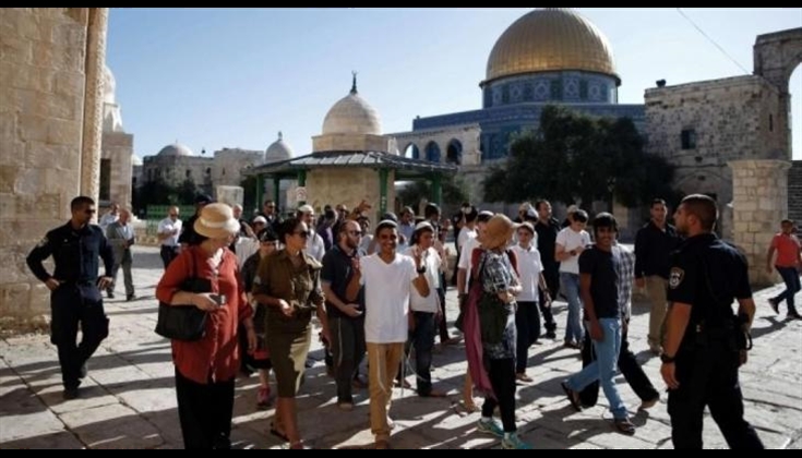 المستوطنون يقتحمون "الأقصى" وحاخام يثبت لُفافة توراة على بابه
