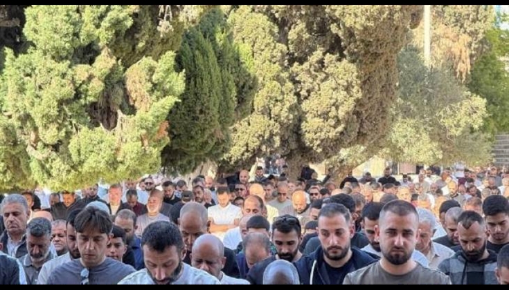 50 ألفًا يؤدون الجمعة في الأقصى رغم إجراءات المحتل