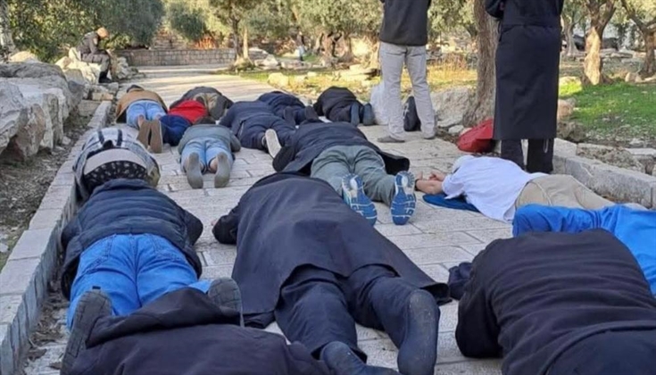 عشرات المستوطنين يقتحمون الأقصى ويؤدون "سجودًا ملحميًا"