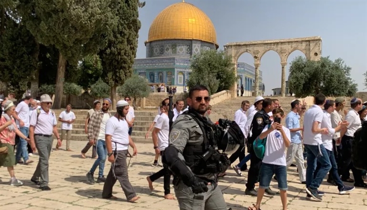 عشرات المستوطنين يقتحمون باحات المسجد الأقصى