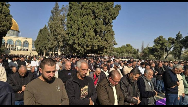 60 ألف فلسطيني يؤدون صلاتي الجمعة والغائب في المسجد الأقصى