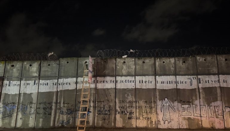 من المخاطرين أطفال ونساء.. الجزيرة نت تنقل المشهد بمحاذاة الجدار