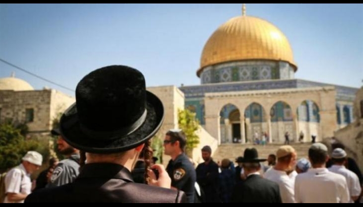 مستوطنون يغنون ويؤدون طقوسًا أمام قبة الصخرة بالأقصى