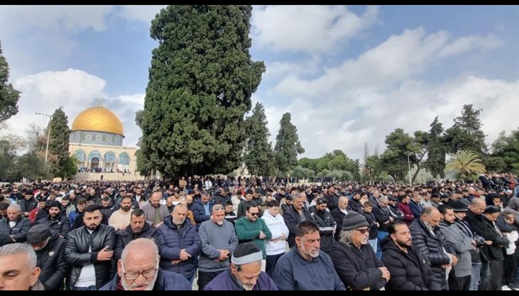 70 ألف مُصلٍّ يؤدون الجمعة في المسجد الأقصى وباحاته