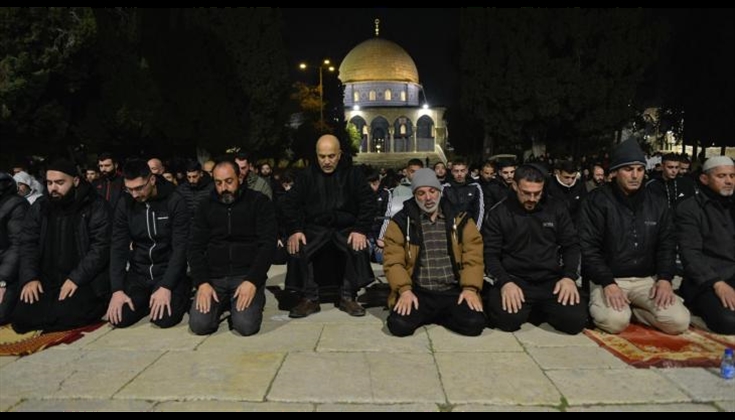 الآلاف يحيون ليلة رمضان الأولى في الأقصى