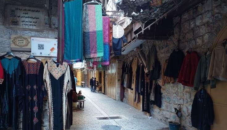 رغم تضييق الاحتلال..التجار يعيدون فتح محالهم بسوق الخليل في رمضان