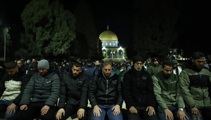 خمسون ألف مصل يؤدون العشاء والتراويح في الأقصى رغم القيود المشددة
