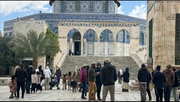 مئات المستوطنين يقتحمون باحات المسجد الأقصى وسط إجراءات مشددة