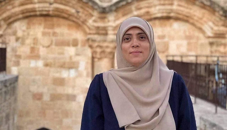 الاحتلال يبعد المرابطة خديجة خويص عن المسجد الأقصى