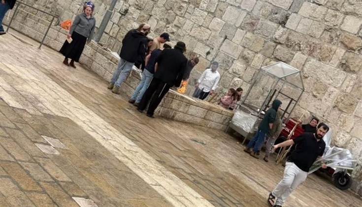 مستوطنون يؤدون طقوسًا دينية عند باب الساهرة بالقدس