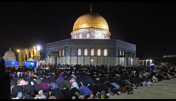 الآلاف يؤدون صلاة فجر الجمعة الأولى في المسجد الأقصى بعد إغلاقه