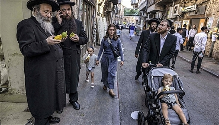 مستوطنون ينصبون بوابة حديدية في البلدة القديمة بالقدس