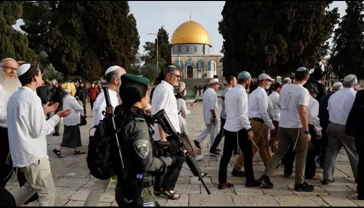 عشرات المستوطنين يقتحمون باحات المسجد الأقصى