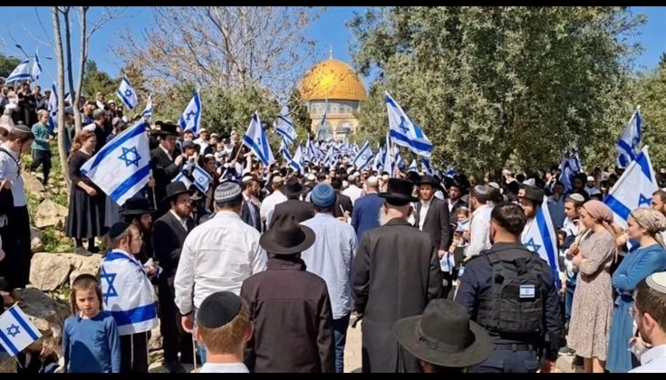 152مستوطنًا يدنسون الأقصى ويرفعون علم الاحتلال بساحاته