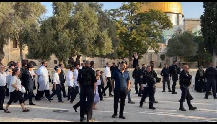 70 مستوطنا يقتحمون باحات الأقصى