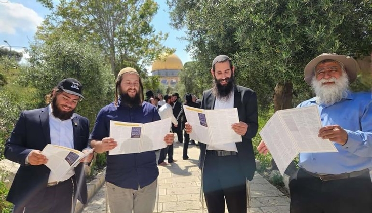 لأول مرة.. مستوطنون يدخلون علنا نصوص صلاة "جبل الهيكل" إلى الأقصى