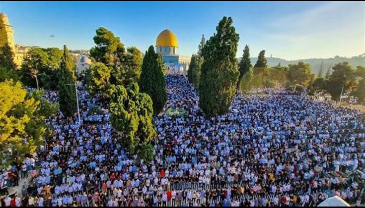 عشرات آلاف المصلين يؤدون صلاة الجمعة في الأقصى المبارك
