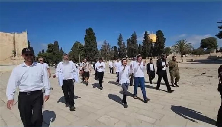 عشرات المستوطنين يقتحمون الأقصى ومجندات يرفعن علم الاحتلال داخله