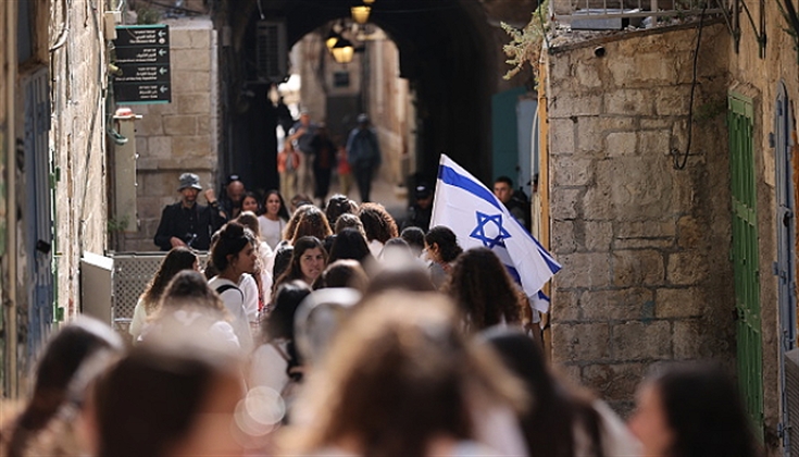 اقتحامات واسعة للأقصى ومسيرة الأعلام بالقدس